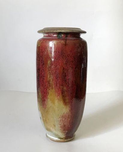 null Vases rouleau à col reserré en céramique émaillée sang de boeuf	
H. 25,5 cm