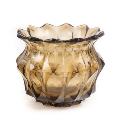 null Vase en cristal fumé taillé à décor de losanges
H. : 13 cm ; D. : 15 cm 
