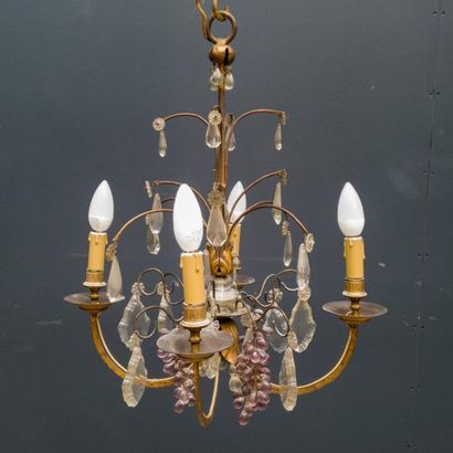 null Small chandelier with four lights in metal and coloured
pendants 18th century...