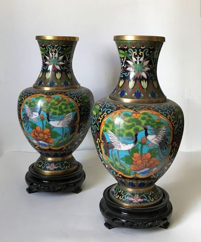 null CHINE - Moderne
Paire de vases de forme balustre en métal à décor cloisonné...