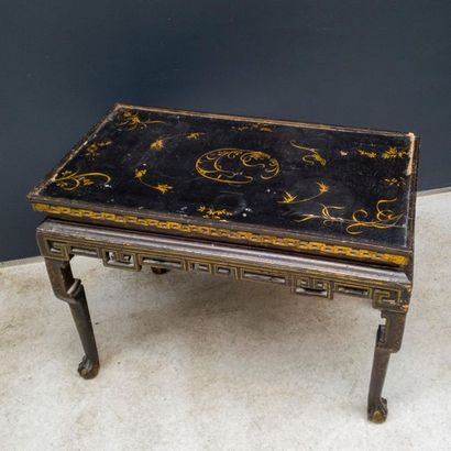 null Rectangular shaped tea table in lacquered wood with floral motifs on a black...