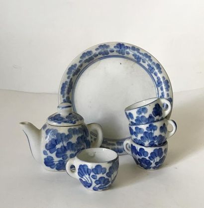 null Service à thé de poupée en porcelaine à décor bleu blanc.