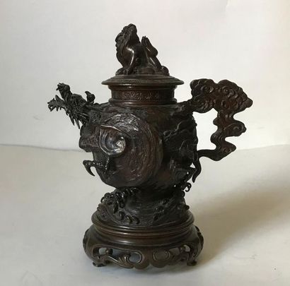 null CHINA
Water jug on a richly chiselled bronze base of a dragon on clouds and...