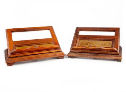 Deux petits lutrins de table en bois et laiton....
