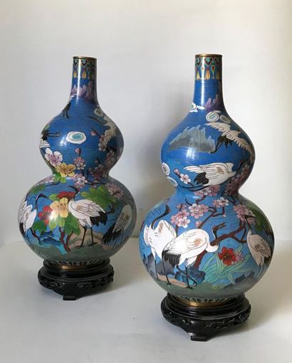 null CHINE - Moderne
Paire de vases de forme à double bulbe en métal à décor cloisonné...