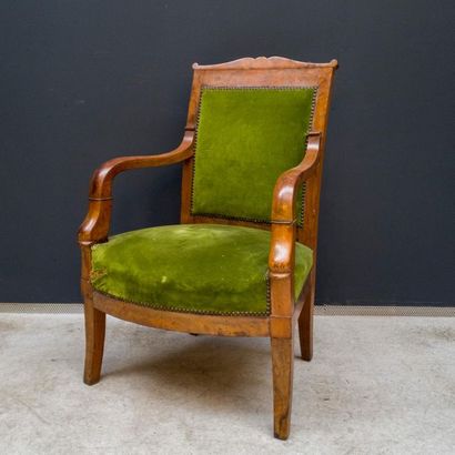 null Walnut armchair with straight back, moulded armrests.
Provincial work from the...
