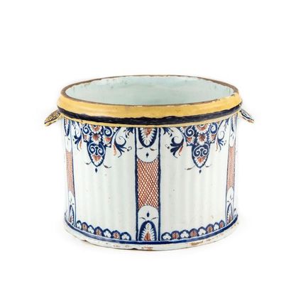 null ROUEN Earthenware pot
cover with mantling
decoration Epoque XVIIIth
(Accident,...