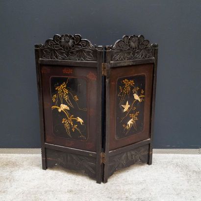 null Lacquered wooden two-leaf mantel screen with relief decoration of trendy birds.
Ancient...