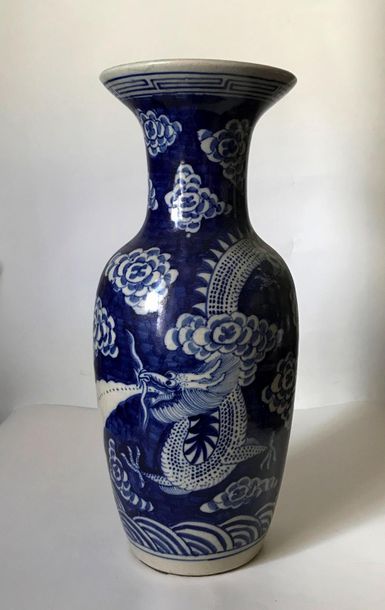 null CHINE
Grand vase de forme balustre en porcelaine à décor tournant sur fond bleu...