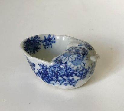 null CHINA (?)
Small shell or fruit-shaped bowl (brush washer) in porcelain with...