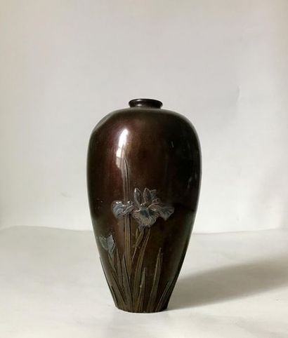 null Vase ovoïde en métal à décor d'iris en léger relief.
Travail japonais
H. 15...