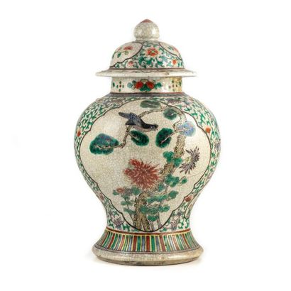 null CHINE- Moderne
Vase couvert à large pense à décor en réserve d'oiseau, fond...
