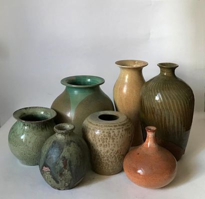 null AMADO et divers ...
Ensemble de sept vases en céramique émaillée vert et brun...