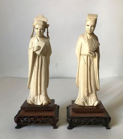 Deux statuettes en ivoire sculpté représentant...
