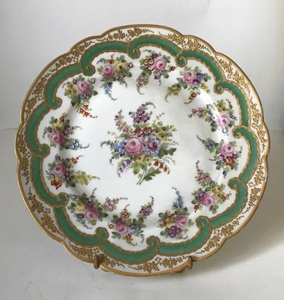 null Genre de SEVRES
Plate with an animated border in porcelain with polychrome decoration...