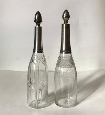 null Pair of conical-shaped bottles for oil and vinegar in cut crystal with silver...