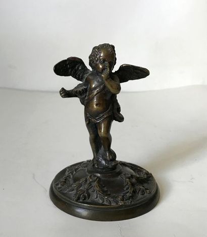 null Petite sculpture presse-papier en bronze représentant un Amour ailé titré "Chut"
H....
