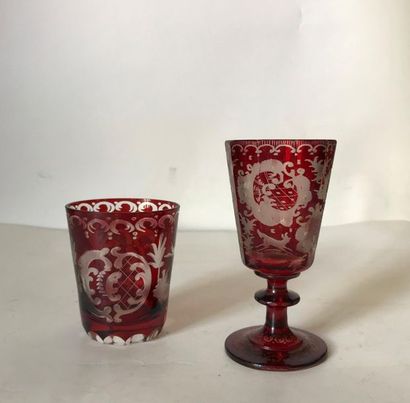 null BOHËME
Two stemmed and flat-bottomed crystal glasses with red lined decoration....