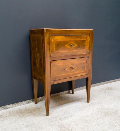 null Small veneer chest of drawers opening by two light wood framed drawers. Sheath
feet...
