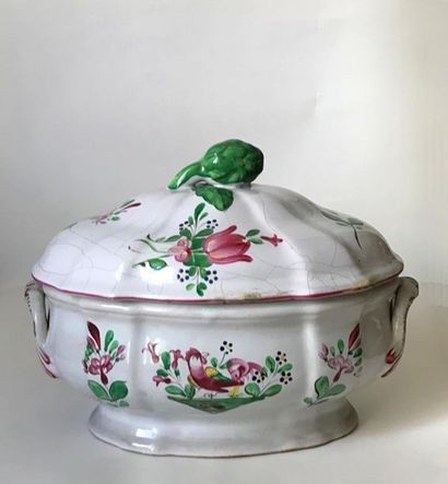 null Manufacture des ISLETTES
Soup tureen in popular earthenware with polychrome...