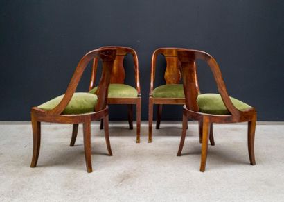 null Four mahogany veneer gondola chairs with openwork backs. Wafer seat.
Restoration
style...