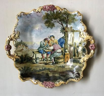 null DELFT (?) Decorative
plate in polychrome earthenware decorated with characters...