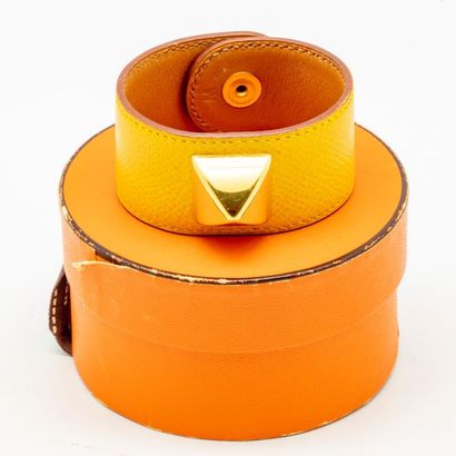 HERMES HERMES Paris
Yellow grained leather cuff bracelet golden frame
L.: 19 cm