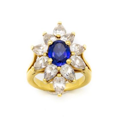 null Importante bague en or jaune formant une fleur, le centre orné d'une pierre...