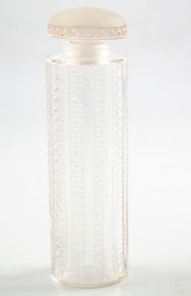 LALIQUE R. LALIQUE
Flacon à parfum en cristal moulé
H. : 15,5 cm