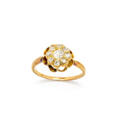 null Small yellow gold ring decorated with small diamonds. 19th century
Gross weight...