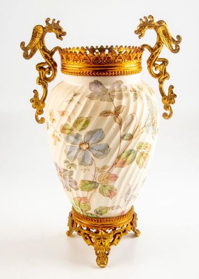  Vase en faïence émaillée à décor de fleur, montures en métal doré. H. : 32 cm (...