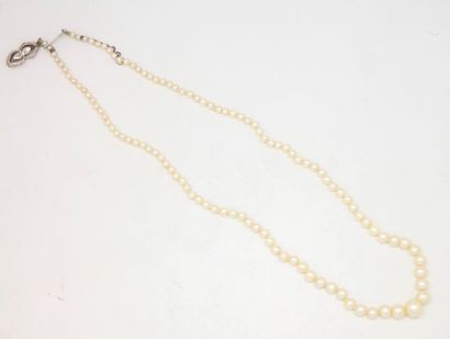 null Necklace of falling pearls, white gold clasp