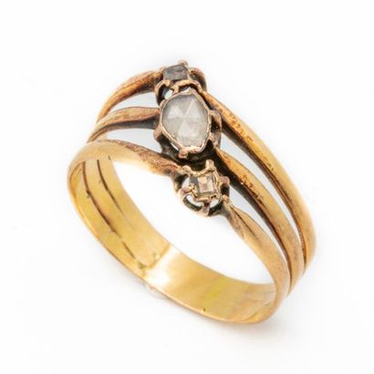 null Small yellow gold ring, three rings, decorated with white stones. Circa 1920
Weight:...