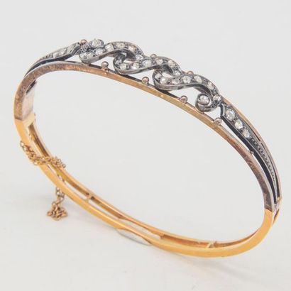 null Rigid bracelet forming a rose gold band, set with an interlaced S-shaped motif...