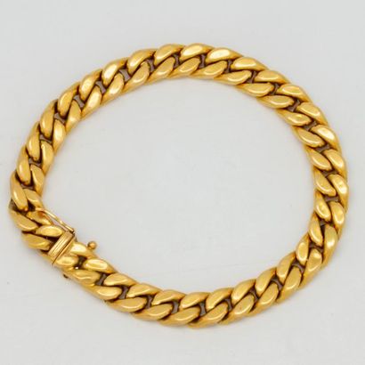 null Yellow gold bracelet with articulated flat links
Weight: 11.4 g.