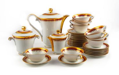 LIMOGES LIMOGES Un service à thé en porcelaine comprenant 11 tasses, 12 grande sous...