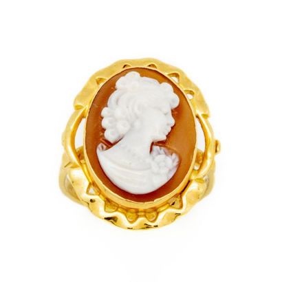 null Yellow gold ring decorated with a cameo 
Gross weight: 4.8 g 