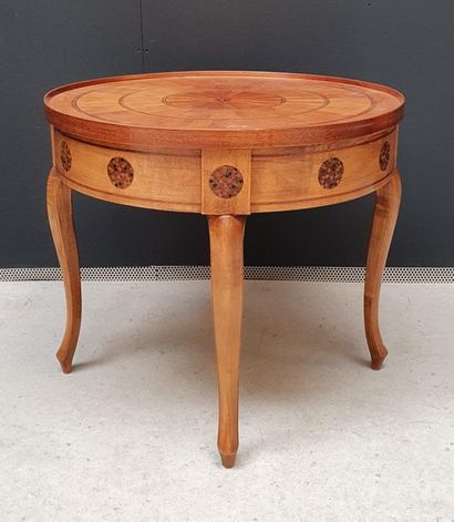 null Small low round pedestal table in veneer with radiating decoration and cabochons....