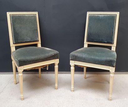 null Pair of white lacquered and moulded wooden chairs. Straight back. Fluted legs....