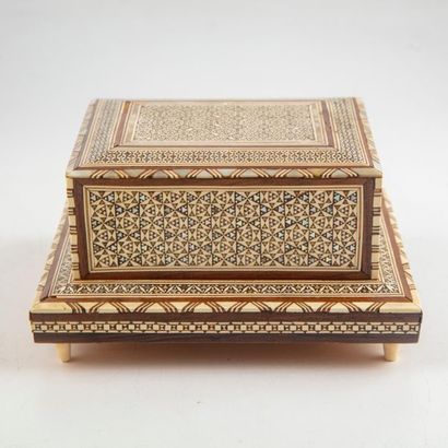 null Wooden cigarette box decorated with mother-of-pearl inlay. System opening. Syrian...