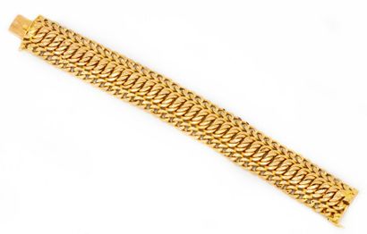 Bracelet souple ruban en or jaune à maillons plats Poids: 25,06 g.