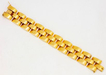  Vers 1940 Important bracelet à maillons géométriques articulés en or jaune arrondis...
