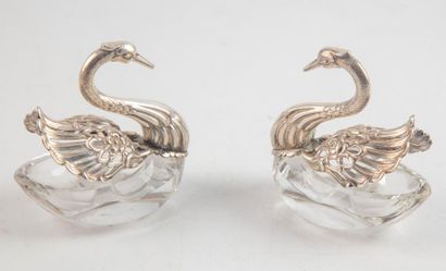 null Swan-shaped crystal salt and pepper shaker. Upper part in silver, wings with...