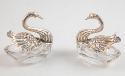 null Salière et poivrière en cristal en forme de cygne. La partie supérieure en argent,...