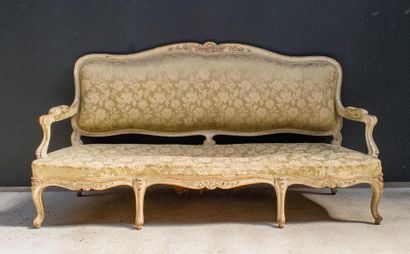 null Large bench in cream lacquered wood, moulded and carved with flowers. Flat backrest...