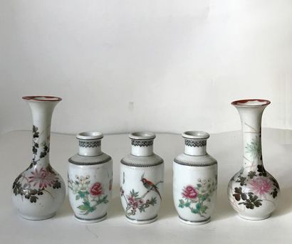 CHINE CHINA
Set of five small vases in the shape of a baluster or a porcelain bottle...