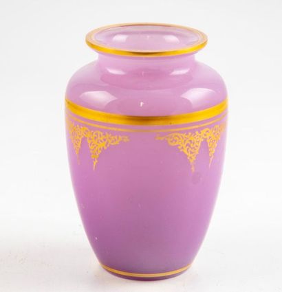 BACCARAT Maison BACCARAT
Small baluster vase in pink agate opaline with decoration...