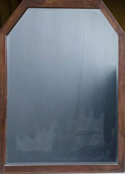 Grand miroir bizauté à cadre en bois à pans...