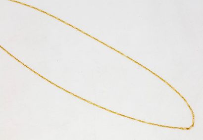 null Gold chain with fine links
Weight: 3.5g.