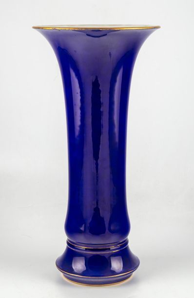 Manufacture de Sèvres Manufacture SEVRES Grand vase cornet en porcelaine bleu lapis...